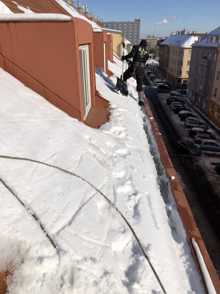 STARWORK odstraňování sněhu ze střech